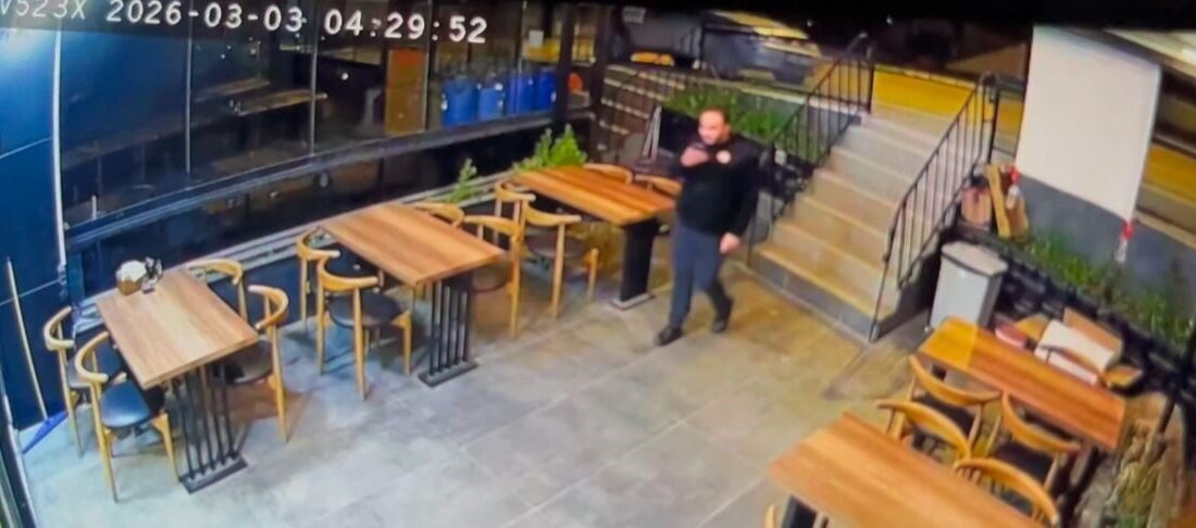 Bursa’da park edilen otomobil, sürücüsünün araçtan inmesinden saniyeler sonra geri