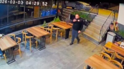 Bursa’da park edilen otomobil, sürücüsünün araçtan inmesinden saniyeler sonra geri