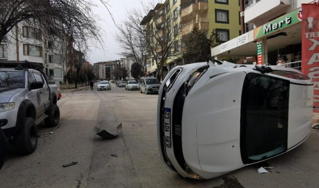 Elazığ’da park halindeki araca çarpan otomobil devrildi. Olay, Cumhuriyet Mahallesi