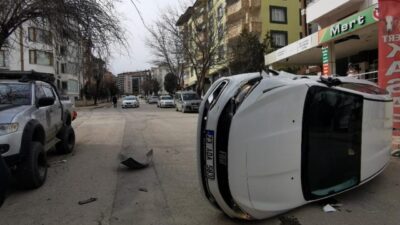 Elazığ’da park halindeki araca çarpan otomobil devrildi. Olay, Cumhuriyet Mahallesi