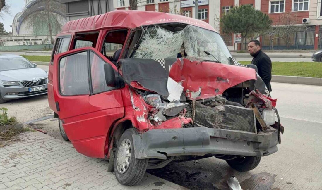 Samsun’un Tekkeköy ilçesinde park halindeki kamyonete çarpan minibüsün kağıt gibi