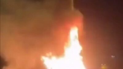 Samsun’un Terme ilçesinde park halindeki bir minibüs çıkan yangında alevlere