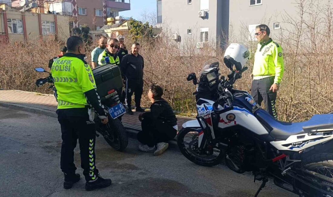 Antalya’nın Manavgat ilçesinde trafik ekibini görünce motosikleti yaklaşık 2 metre
