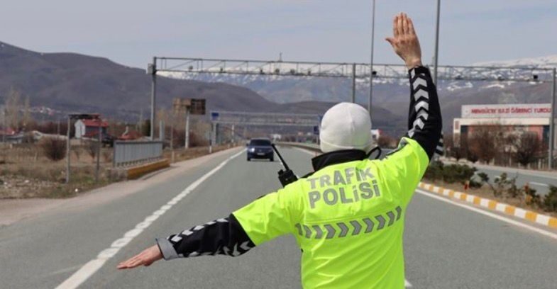 Denizli’nin Buldan ilçesinde dur ikazına uymadığı, ehliyeti geri alındığı halde