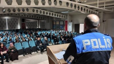 Afyonkarahisar’da polis ekipleri tarafından kız meslek lisesi öğrencilerine yönelik eğitim