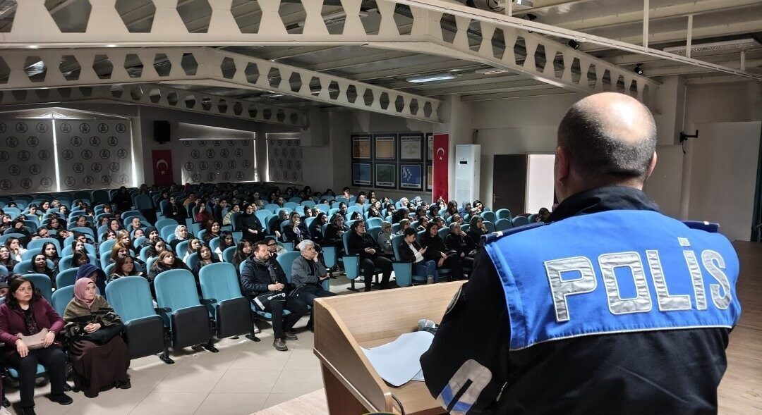 Afyonkarahisar’da polis ekipleri tarafından kız meslek lisesi öğrencilerine yönelik eğitim