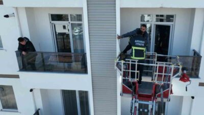 Aksaray’da 6 katlı binanın 1’inci katında prizde unutulan şarj cihazının