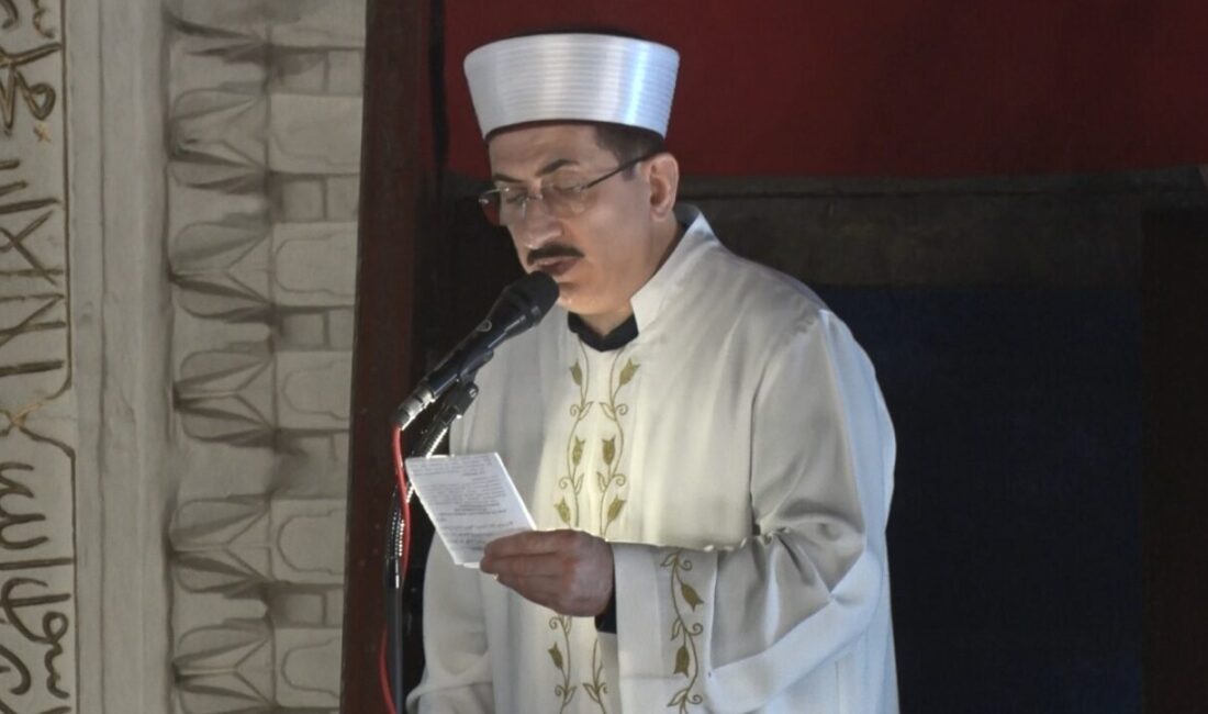 Ramazan ayının son cumasında vatandaşlar, Hacı Bayram Veli Camii’nde bir