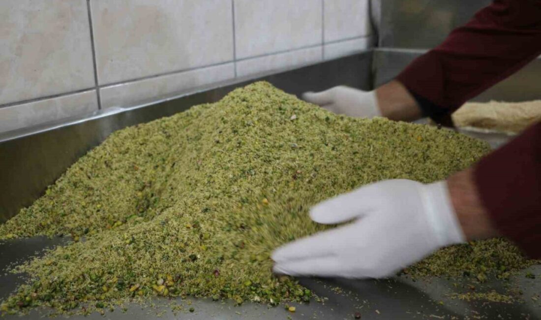 Diyarbakır’daki tatlıcılarda Ramazan Bayramı dolayısıyla tüm hazırlıklar aralıksız devam ediyor.