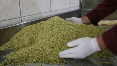 Diyarbakır’daki tatlıcılarda Ramazan Bayramı dolayısıyla tüm hazırlıklar aralıksız devam ediyor.