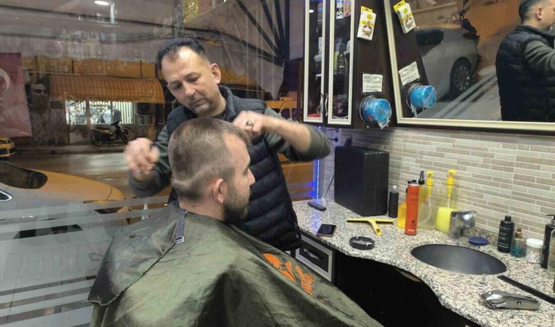 Afyonkarahisar’da bayram tıraşını son güne bırakan birçok vatandaş, Ramazan Bayramı’nı