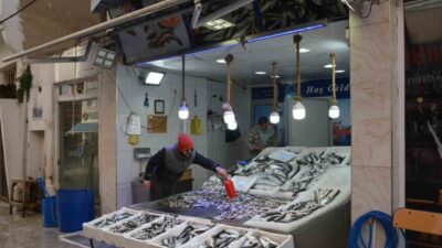 Karadeniz’in önemli balıkçılık merkezlerinden Sinop’ta Ramazan ayında da tezgâhlar hareketliliğini