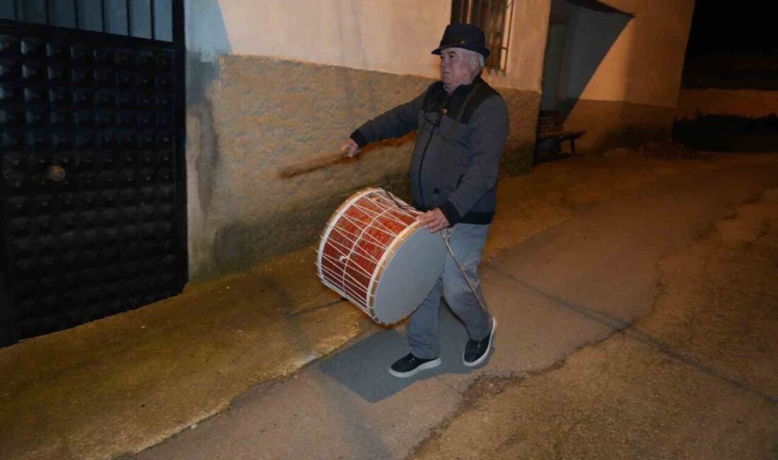 Balıkesir’in Havran ilçesine bağlı Sarnıç Kırsal Mahallesi’nde muhtar, köyde davul