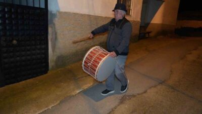 Balıkesir’in Havran ilçesine bağlı Sarnıç Kırsal Mahallesi’nde muhtar, köyde davul