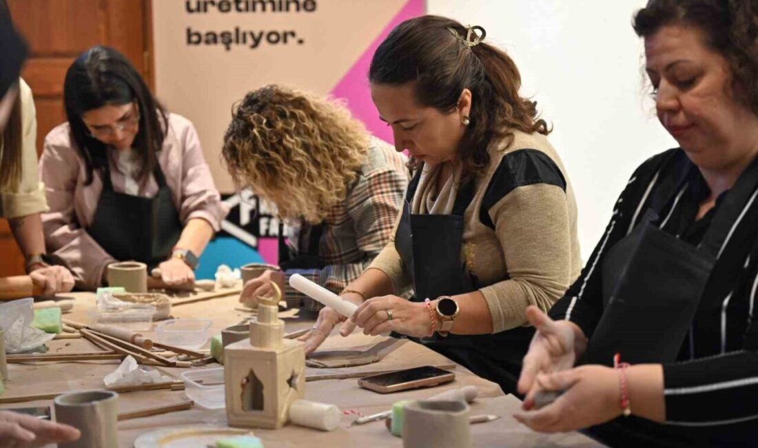 Bursa Büyükşehir Belediyesi’nin Ramazan ayı etkinlikleri kapsamında düzenlediği seramik atölyesine