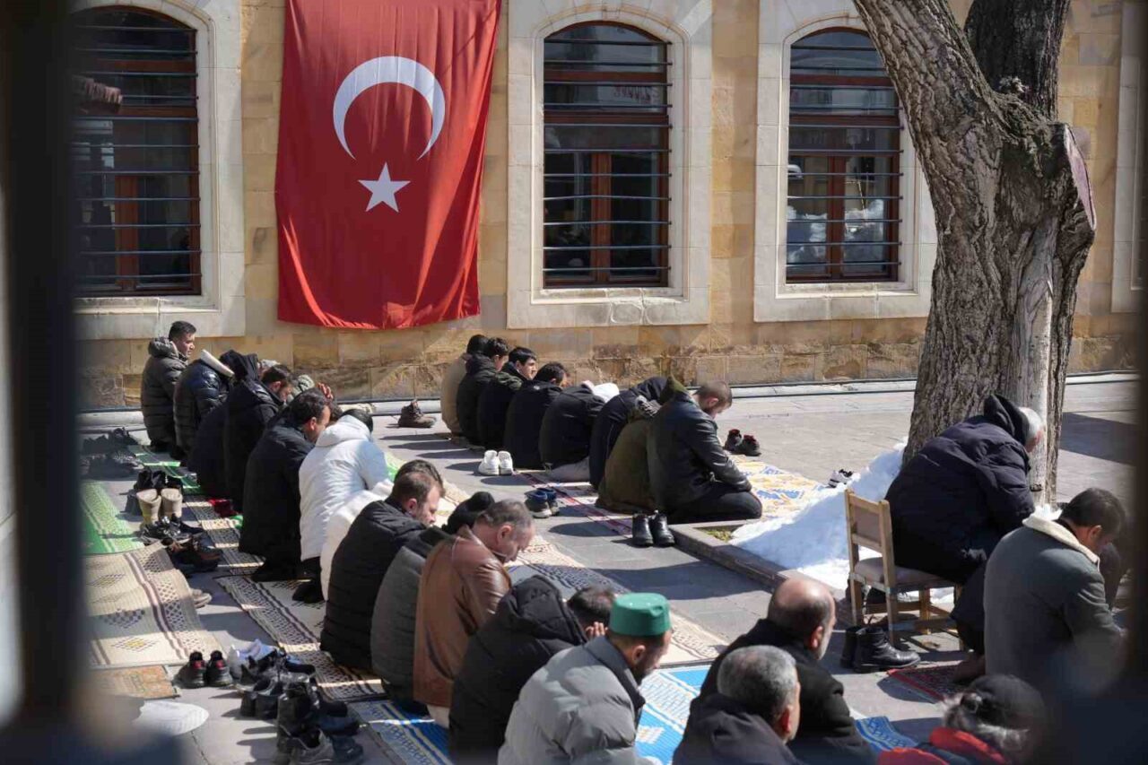 Ramazan ayının son Cuma namazı dolayısıyla tarihi Ulu Camii ile
