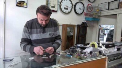 Adıyaman’da, saat ustalığı yapan Gökmen Yıldız, 6 Şubat depremlerinde yaşadığı