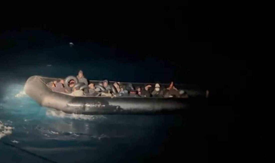 İzmir’in Seferihisar ilçesinde, sahil güvenlik ekipleri tarafından durdurulan lastik bot