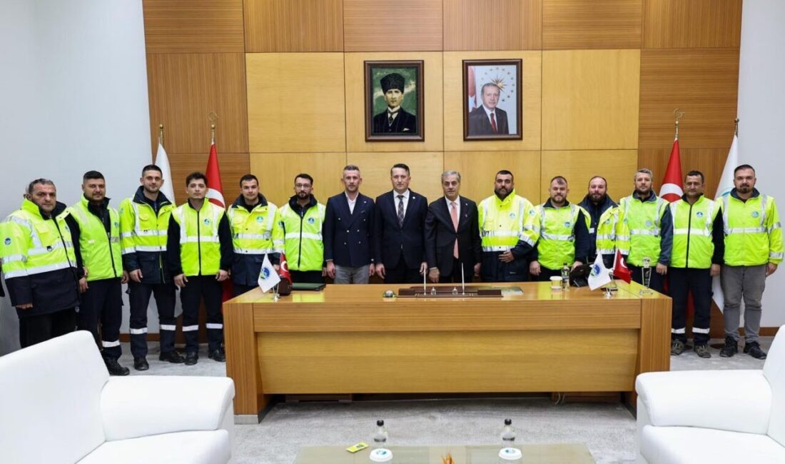 Sakarya Büyükşehir Belediyesi personeli, Ramazan Bayramı dolayısıyla düzenlenen geleneksel bayramlaşma