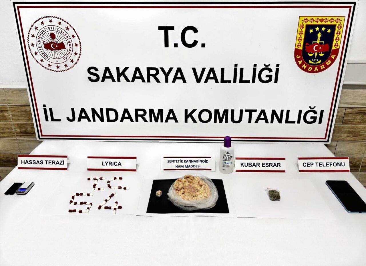 Sakarya’da jandarma ekiplerince iki ilçede düzenlenen uyuşturucu operasyonunda gözaltına alınan