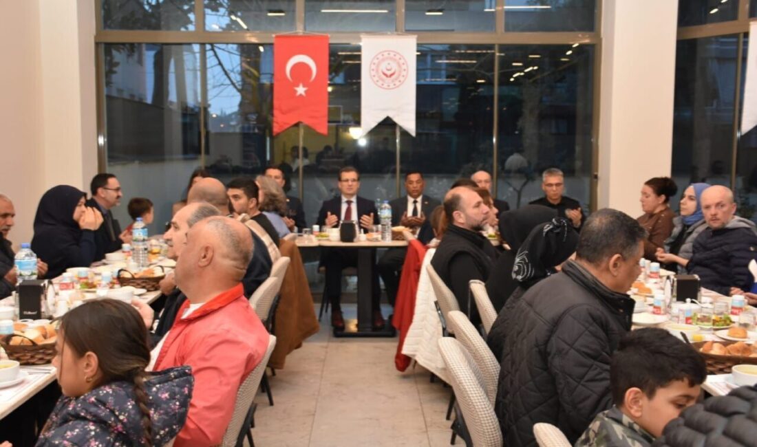 Manisa’nın Salihli ilçe Kaymakamı Ali Güldoğan, iftarını ilçedeki Roman vatandaşlarla