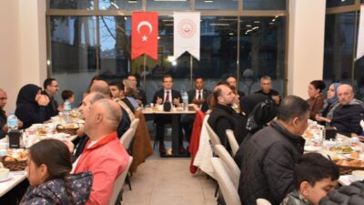 Manisa’nın Salihli ilçe Kaymakamı Ali Güldoğan, iftarını ilçedeki Roman vatandaşlarla