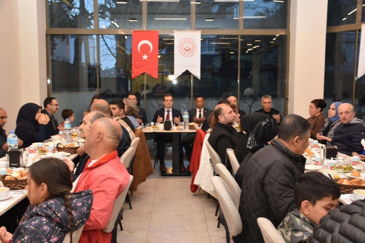 Manisa’nın Salihli ilçe Kaymakamı Ali Güldoğan, iftarını ilçedeki Roman vatandaşlarla