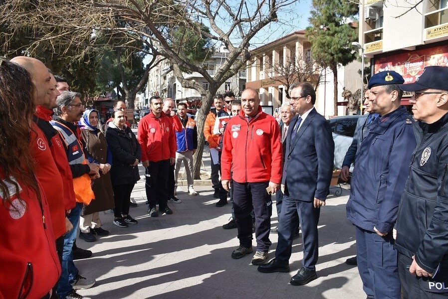 Manisa’nın Salihli ilçesinde “1-7 Mart Deprem Haftası” kapsamında vatandaşları afetlere