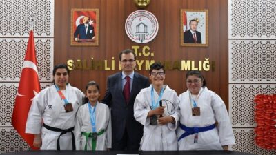 Manisa’nın Salihli ilçesini temsilen katıldıkları ulusal karate müsabakalarında önemli başarılar