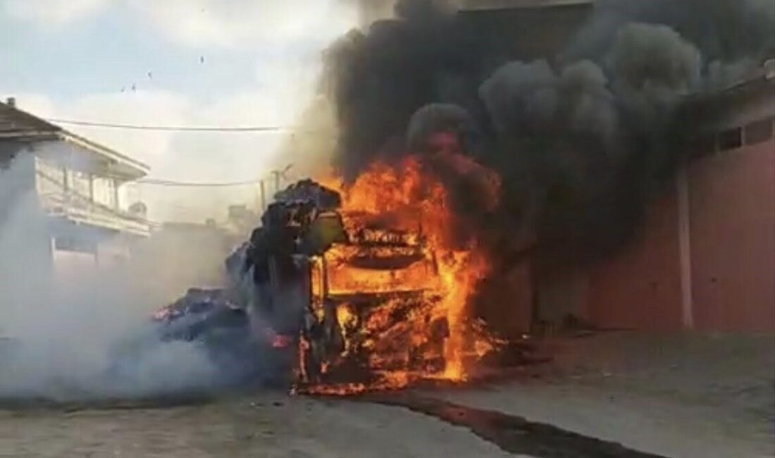Tekirdağ’ın Hayrabolu ilçesinde seyir halindeki saman yüklü tırda çıkan yangın