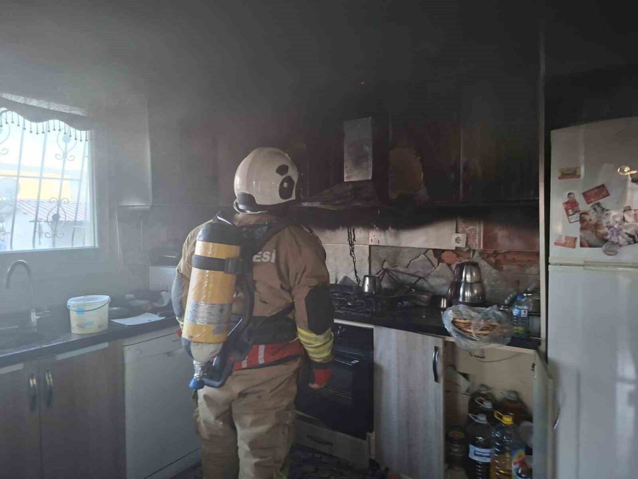 Hatay’da evin mutfak kısmında ocakta çıkan yangında evde hasar oluştu.
