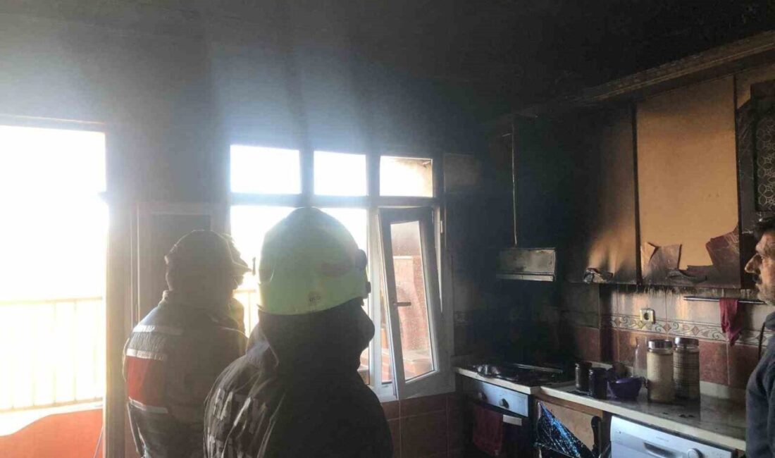 Hatay’ın Samandağ ilçesinde evin mutfak kısmında çıkan yangında alevler evi