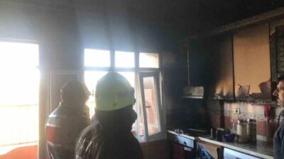 Hatay’ın Samandağ ilçesinde evin mutfak kısmında çıkan yangında alevler evi