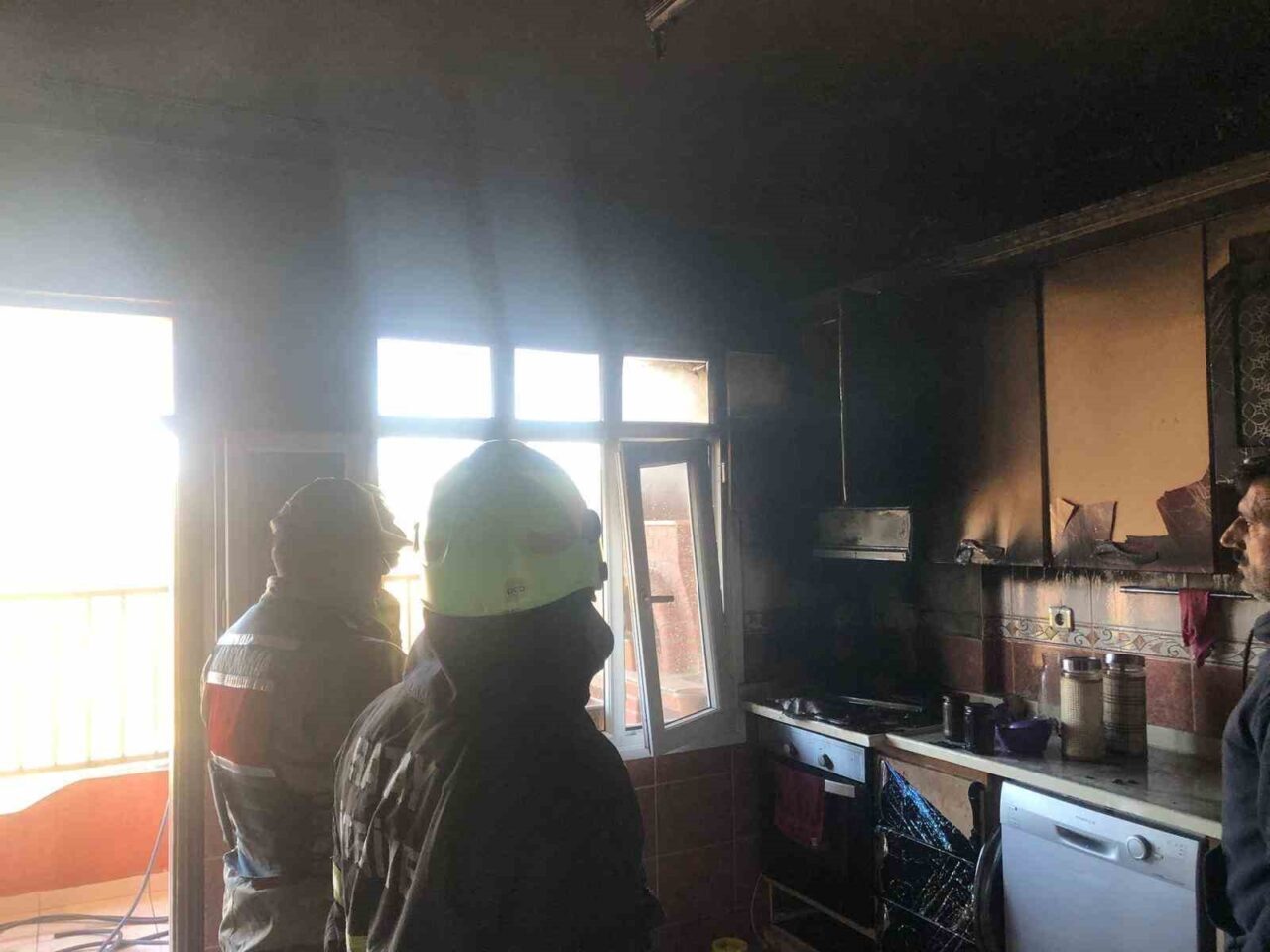 Hatay’ın Samandağ ilçesinde evin mutfak kısmında çıkan yangında alevler evi