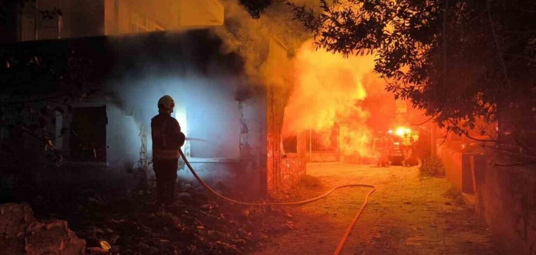 Hatay’da metruk evde çıkan yangın, itfaiye ekiplerinin hızlı müdahalesiyle çevreye