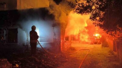 Hatay’da metruk evde çıkan yangın, itfaiye ekiplerinin hızlı müdahalesiyle çevreye