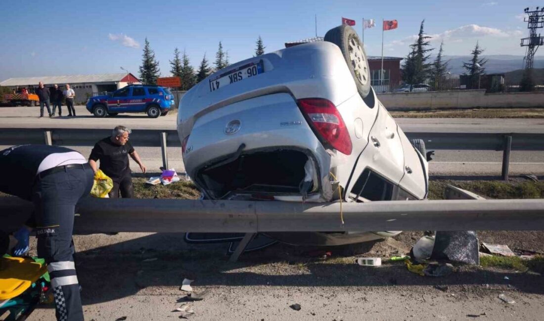 Samsun-Ankara karayolunda iki otomobilin çarpıştığı kazada 3 kişi yaralandı. Edinilen