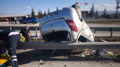 Samsun-Ankara karayolunda iki otomobilin çarpıştığı kazada 3 kişi yaralandı. Edinilen