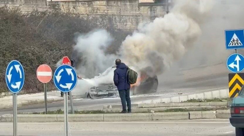 Samsun’un İlkadım ilçesinde seyir halindeki bir otomobil, bilinmeyen bir nedenle