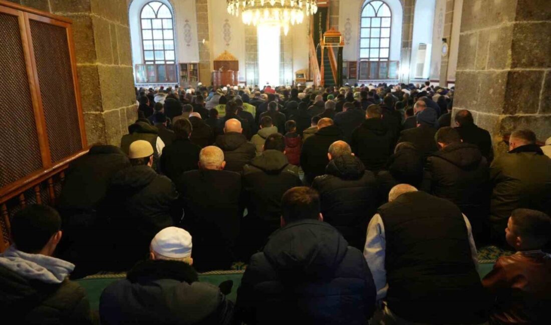 Samsun’da sabah camiye giden vatandaşlar Ramazan Bayramı namazını huşu içinde