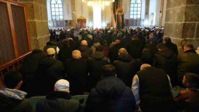 Samsun’da sabah camiye giden vatandaşlar Ramazan Bayramı namazını huşu içinde