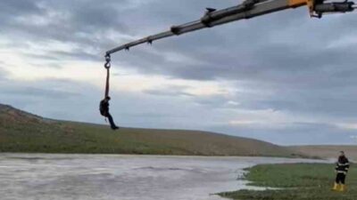 Şanlıurfa’nın Ceylanpınar ilçesinde, traktörüyle dereden geçmeye çalışırken mahsur kalan sürücü,