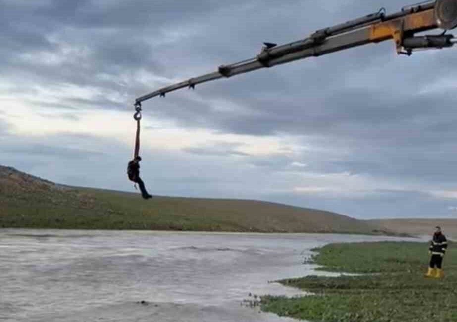 Şanlıurfa’nın Ceylanpınar ilçesinde, traktörüyle dereden geçmeye çalışırken mahsur kalan sürücü,