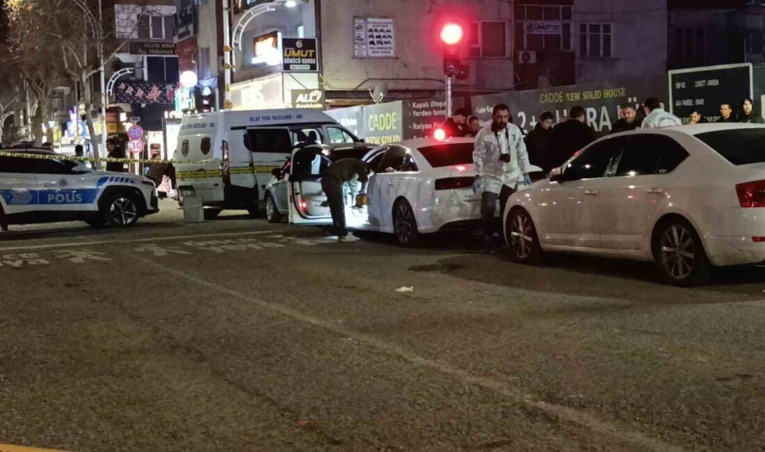 Şanlıurfa’da yüzlerini kar maskesiyle kapatan motosikletli 2 şahıs, yolda yürüyen