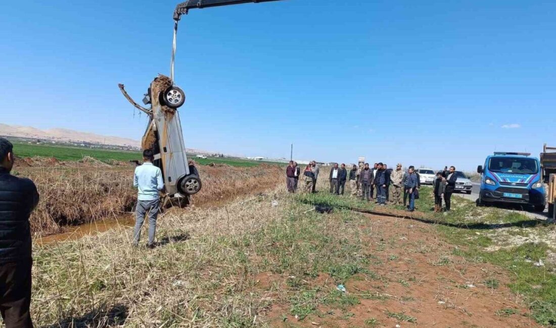 Şanlıurfa-Akçakale kara yolunda kontrolden çıkan otomobil tahliye kanalına devrildi, sürücü
