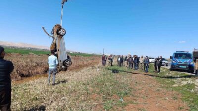 Şanlıurfa-Akçakale kara yolunda kontrolden çıkan otomobil tahliye kanalına devrildi, sürücü