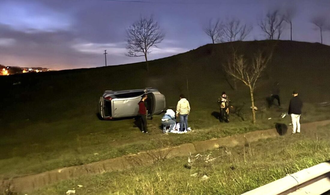 Tekirdağ Çorlu’da alkollü sürücünün kullandığı otomobil şarampole yuvarlandı. Yaralanan sürücü,