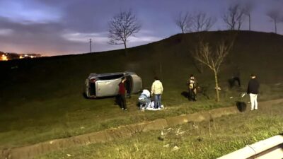 Tekirdağ Çorlu’da alkollü sürücünün kullandığı otomobil şarampole yuvarlandı. Yaralanan sürücü,