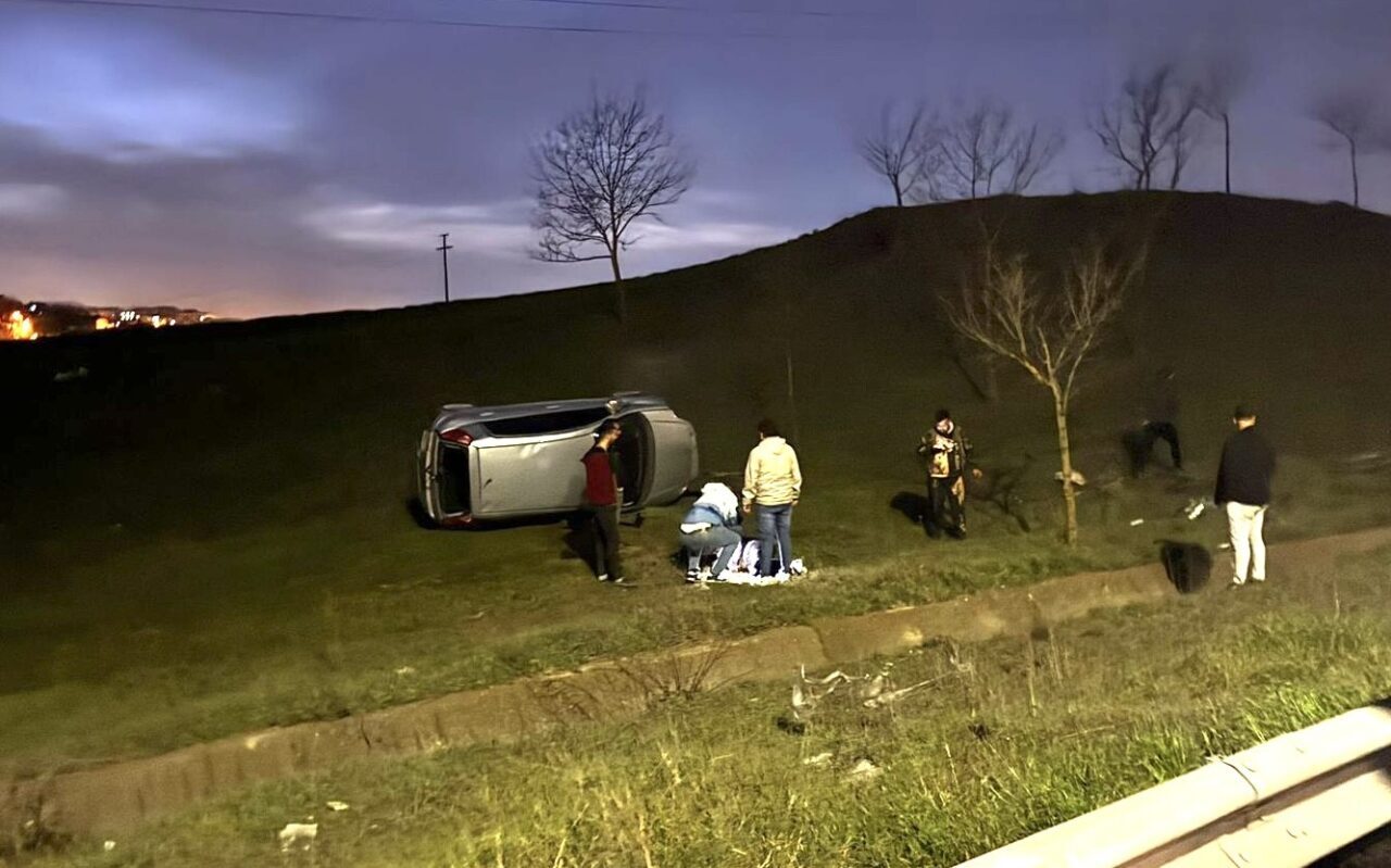 Tekirdağ Çorlu’da alkollü sürücünün kullandığı otomobil şarampole yuvarlandı. Yaralanan sürücü,