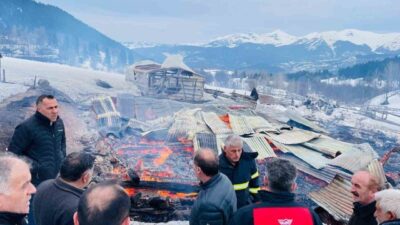 Şavşat’ın Karaköy köyünde çıkan yangında 1 ev, 2 ahır ve